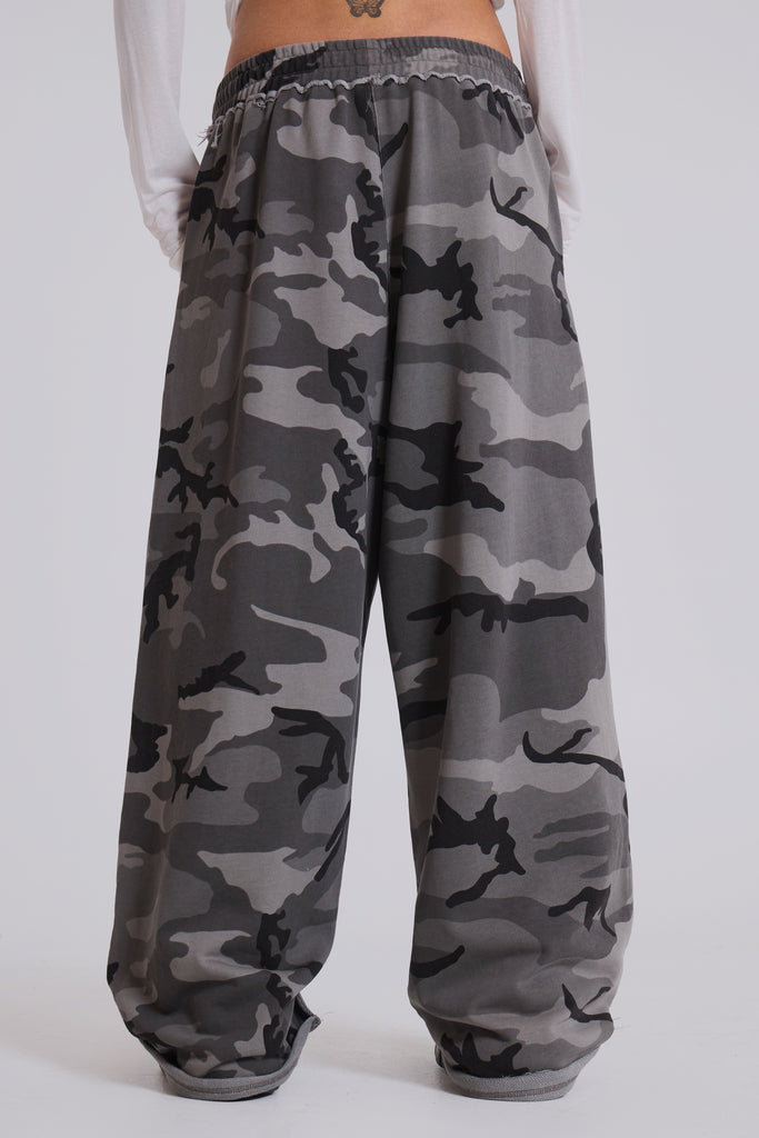 Baggy camo joggers deals